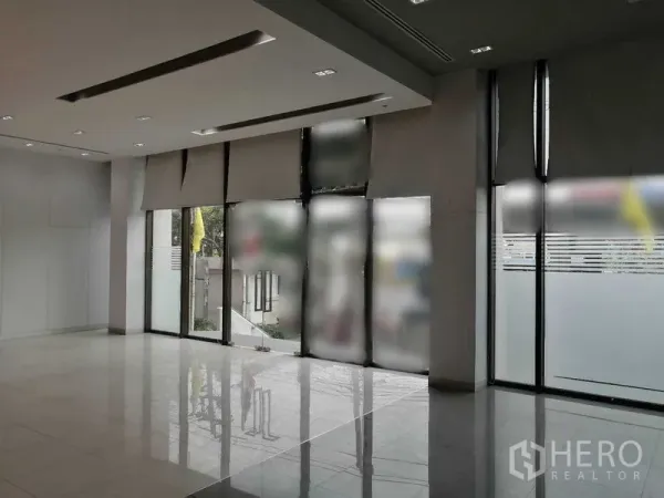 Office Space for rent in Pathum Wan, Bangkok - Bright lobby-style office space with floor-to-ceiling windows and glossy tiled flooring.