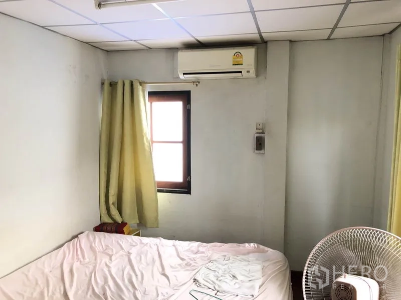 บ้าน ขายในPak Kret, Nonthaburi - ห้องนอนรองขนาดกะทัดรัด มีหน้าต่าง ผ้าม่าน และเครื่องปรับอากาศ