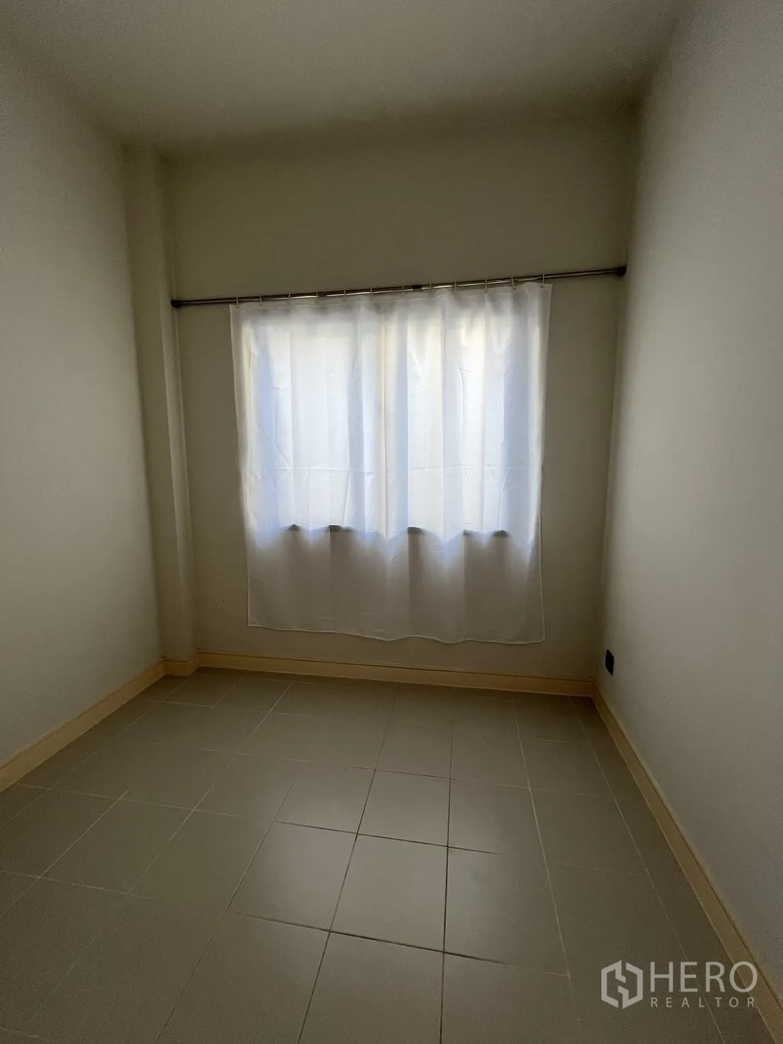 Detached House for rent or sale in Bang Kapi, Bangkok - Compact maid’s or utility room with tiled floor and curtained window.