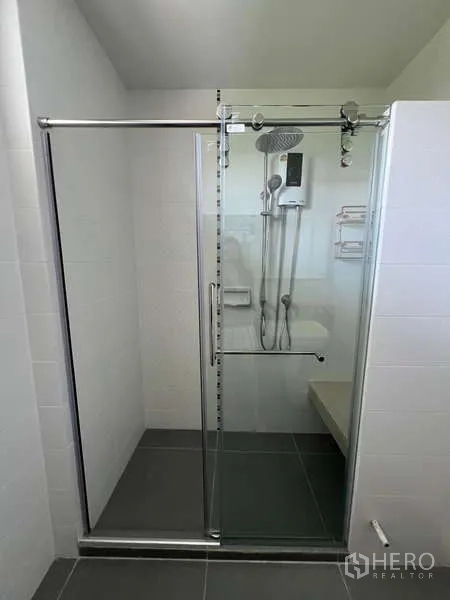Detached House for rent in Bang Kapi, Bangkok - Glass shower enclosure with rain and handheld shower set.