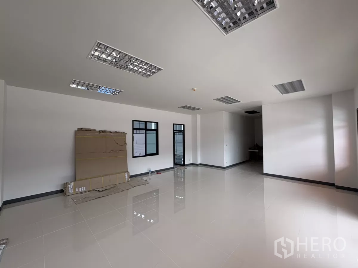 Factory for rent in Bang Pakong, Chachoengsao - Open-plan office space with large windows and glossy tiles ready for fit-out.