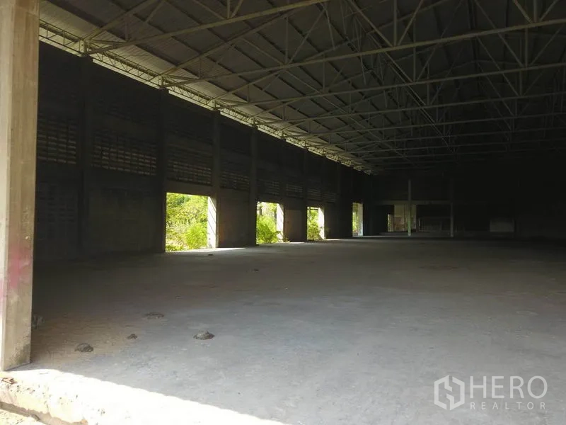 工厂 出售在Samut Prakan - 工厂内部大跨度厂房，钢桁架屋顶与混凝土地面