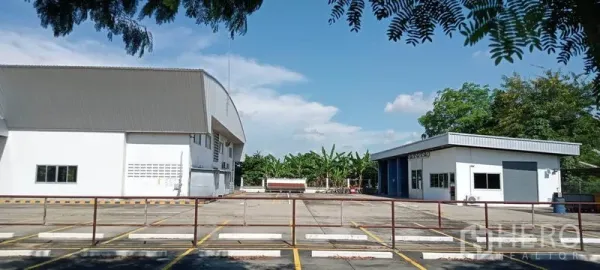 货栈 出租或出售在Lam Luk Ka, Pathum Thani - 从另一角度看到的停车与装卸区，旁有仓库与附属楼