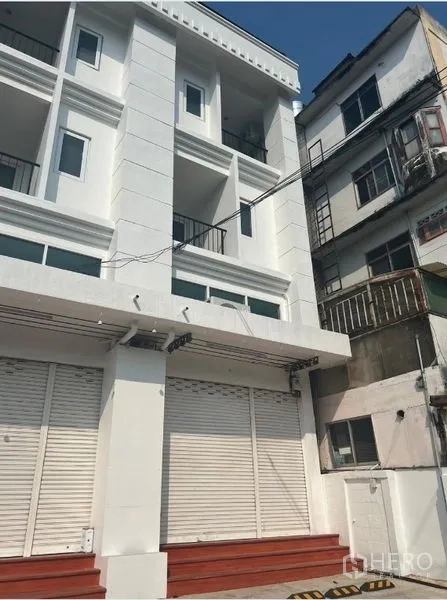 สำนักงานที่บ้าน ให้เช่าในBang Na, Bangkok - อาคารโฮมออฟฟิศสีขาวสไตล์โมเดิร์น 4 ชั้น มีระเบียงและประตูม้วนชั้นล่าง