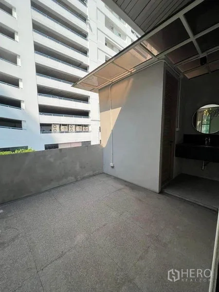 Retail Space for rent in Phaya Thai, Bangkok - Small terrace with a sink beside an exterior restroom door.