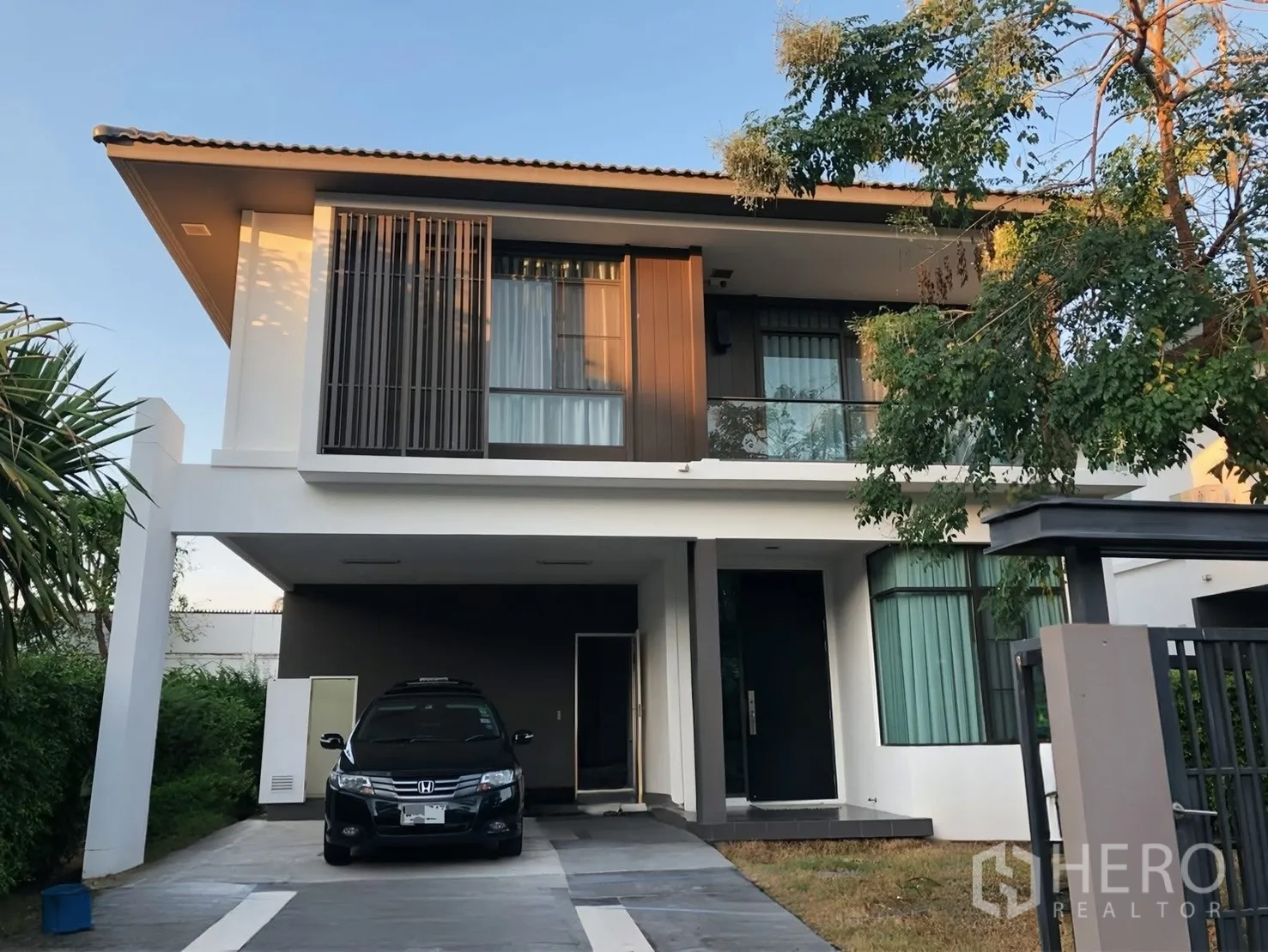 บ้านเดี่ยว for rent in Prawet, Bangkok - บ้านเดี่ยวสองชั้นสไตล์โมเดิร์น มีที่จอดรถในร่ม ระเบียง และทางรถเข้าบ้าน