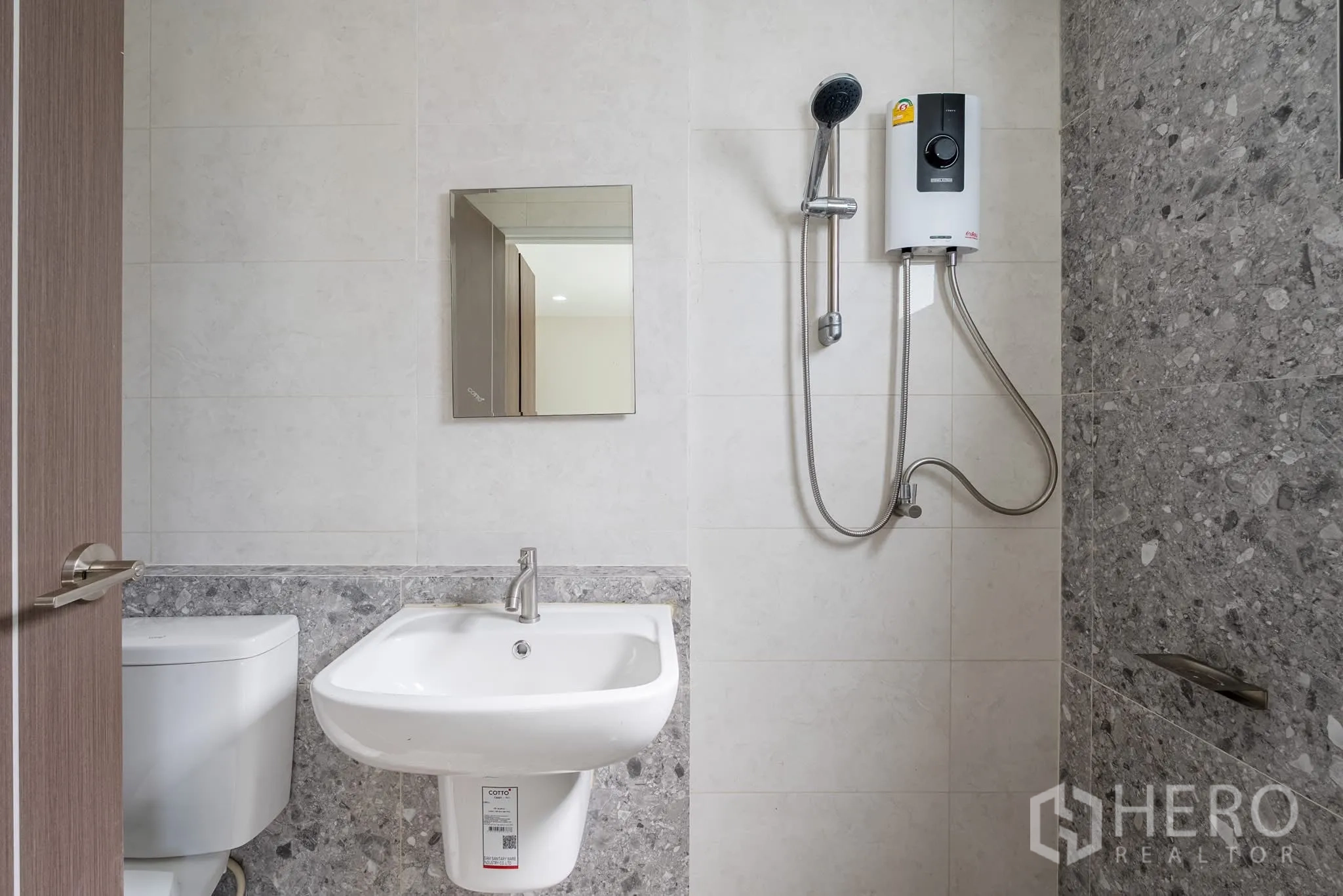 โฮมออฟฟิศ for rent in Khlong Toei, Bangkok - ห้องน้ำพร้อมฝักบัว เครื่องทำน้ำอุ่น อ่างล้างหน้าและโถสุขภัณฑ์