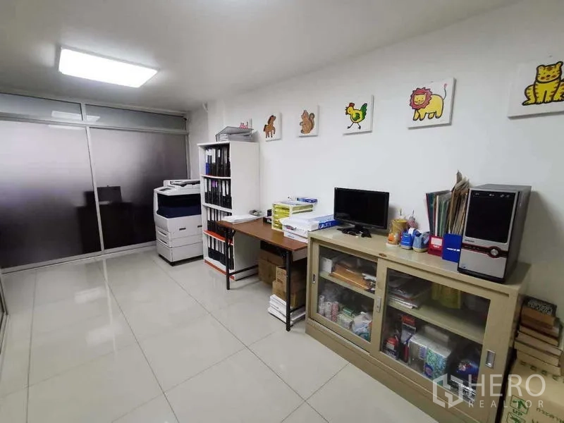 办公空间 出租在Huai Khwang, Bangkok - 储物与打印室，推拉磨砂玻璃门、文件柜与设备。