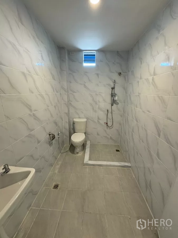 Warehouse for rent in Bang Khun Thian, Bangkok - Large restroom with a defined shower zone and floor drain.