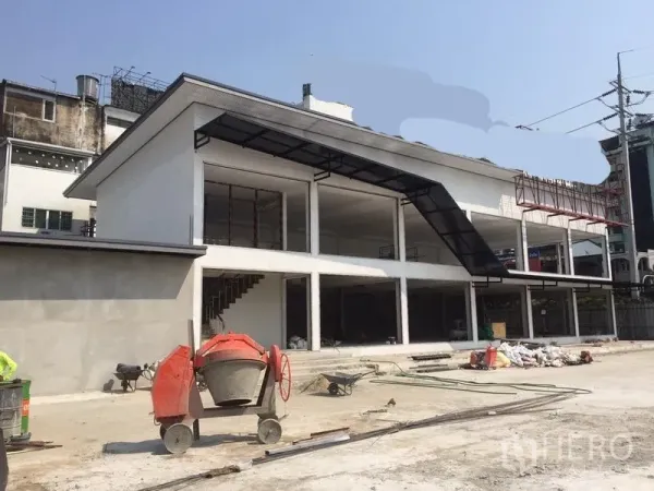 货栈 出租在Bang Kapi, Bangkok - 斜角视图的现代仓库，带楼梯、雨棚屋顶与宽敞前院便于卡车调头。