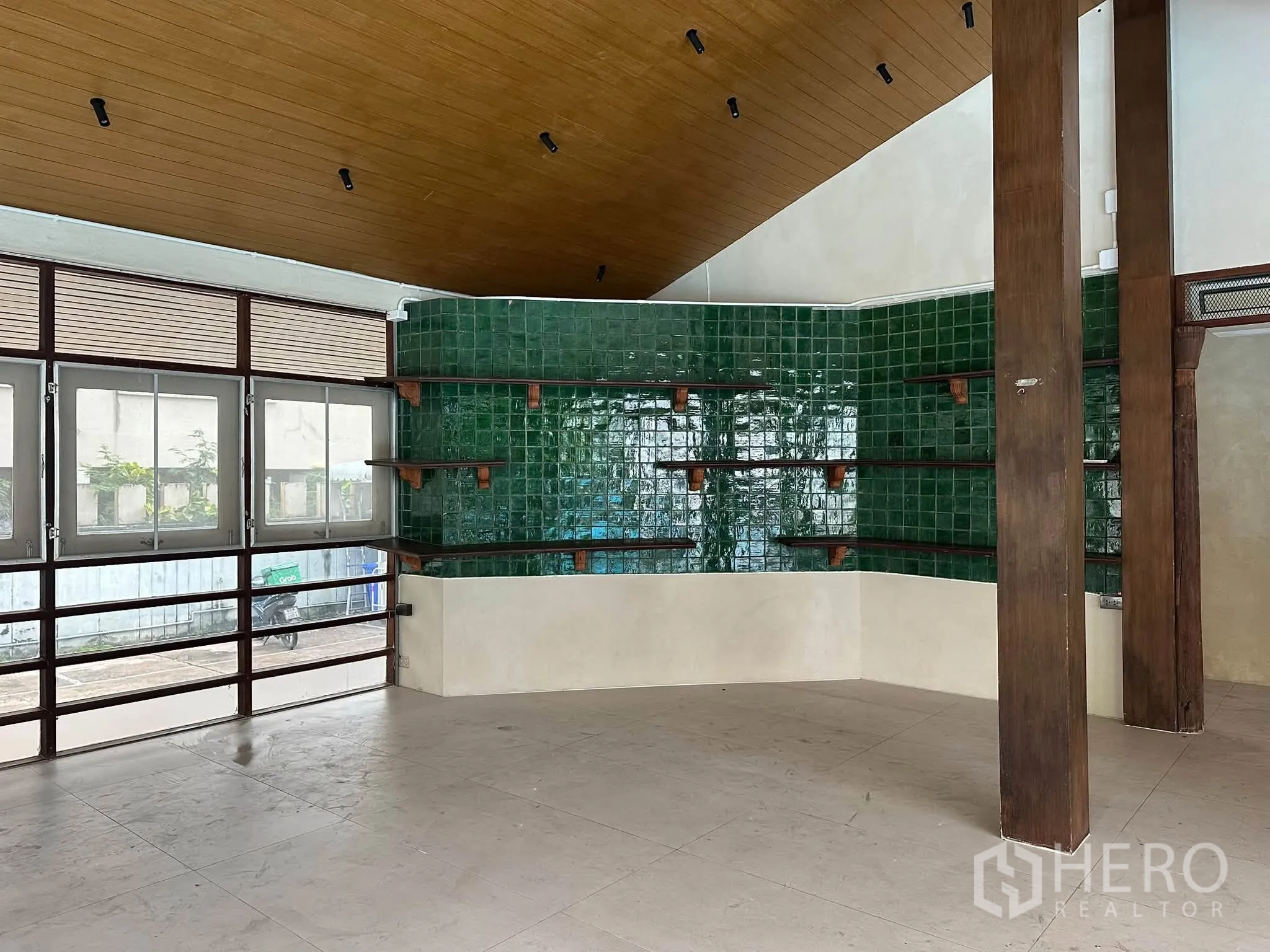Retail Space for rent in Khlong Toei, Bangkok - Corner display area with glossy green tile feature wall and wooden shelves.