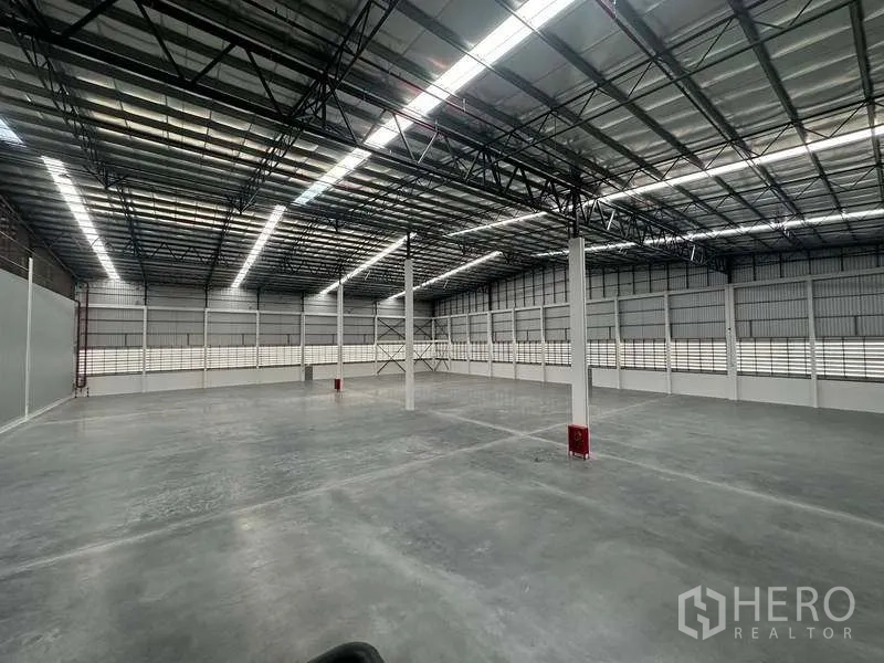 Warehouse for rent in Bang Phli, Samut Prakan - Open-span storage area with ventilation louvers and fire hose cabinet.