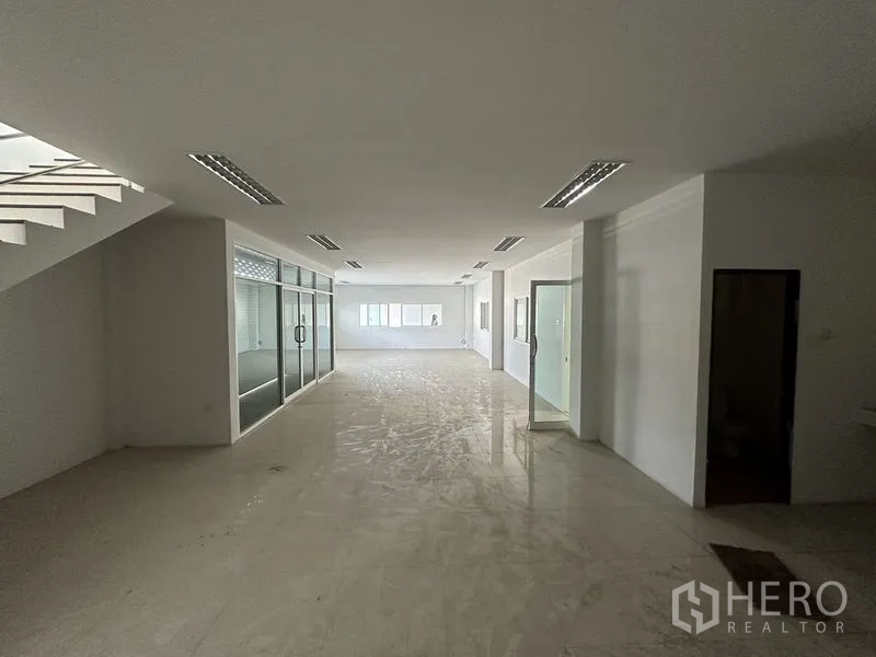 工厂 出租在Bang Bo, Samut Prakan - 宽跨仓库内部，百叶通风窗、拱形屋顶与混凝土地面。