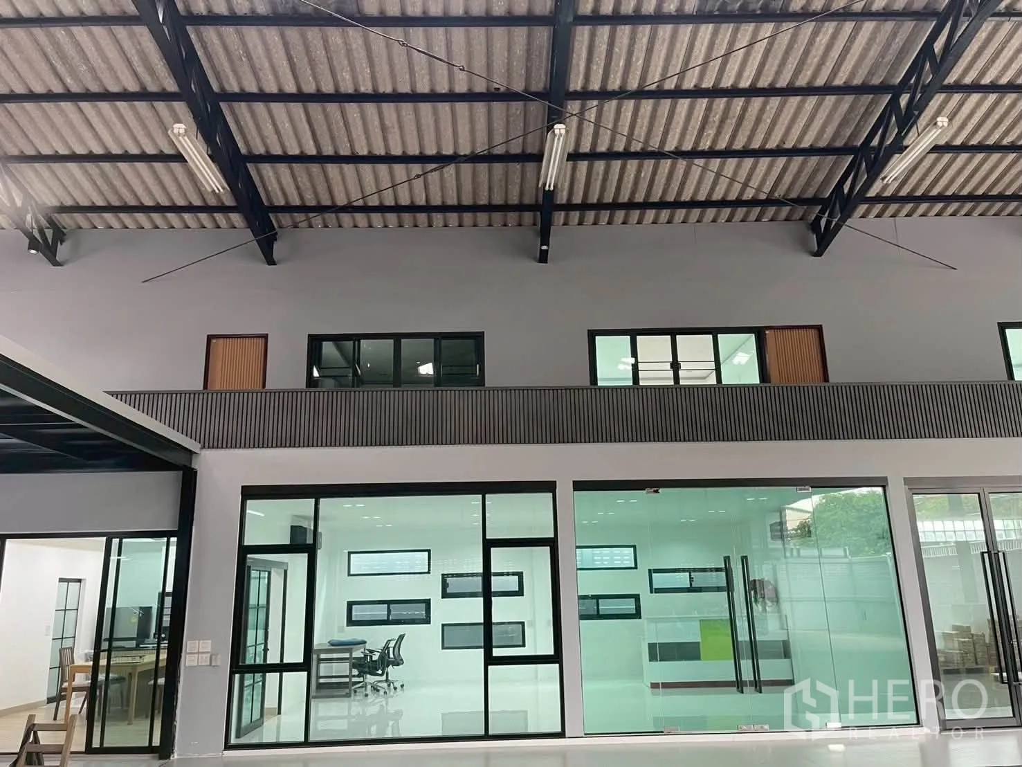仓库 for rent in Taling Chan, Bangkok - 仓库内的玻璃隔断办公区，上层设有窗户。