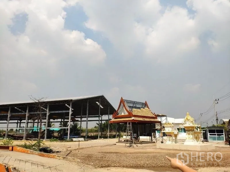 Factory for rent in Samut Sakhon - Large industrial compound with steel-roofed sheds and a Thai pavilion in Bang Krachao, Samut Sakhon.