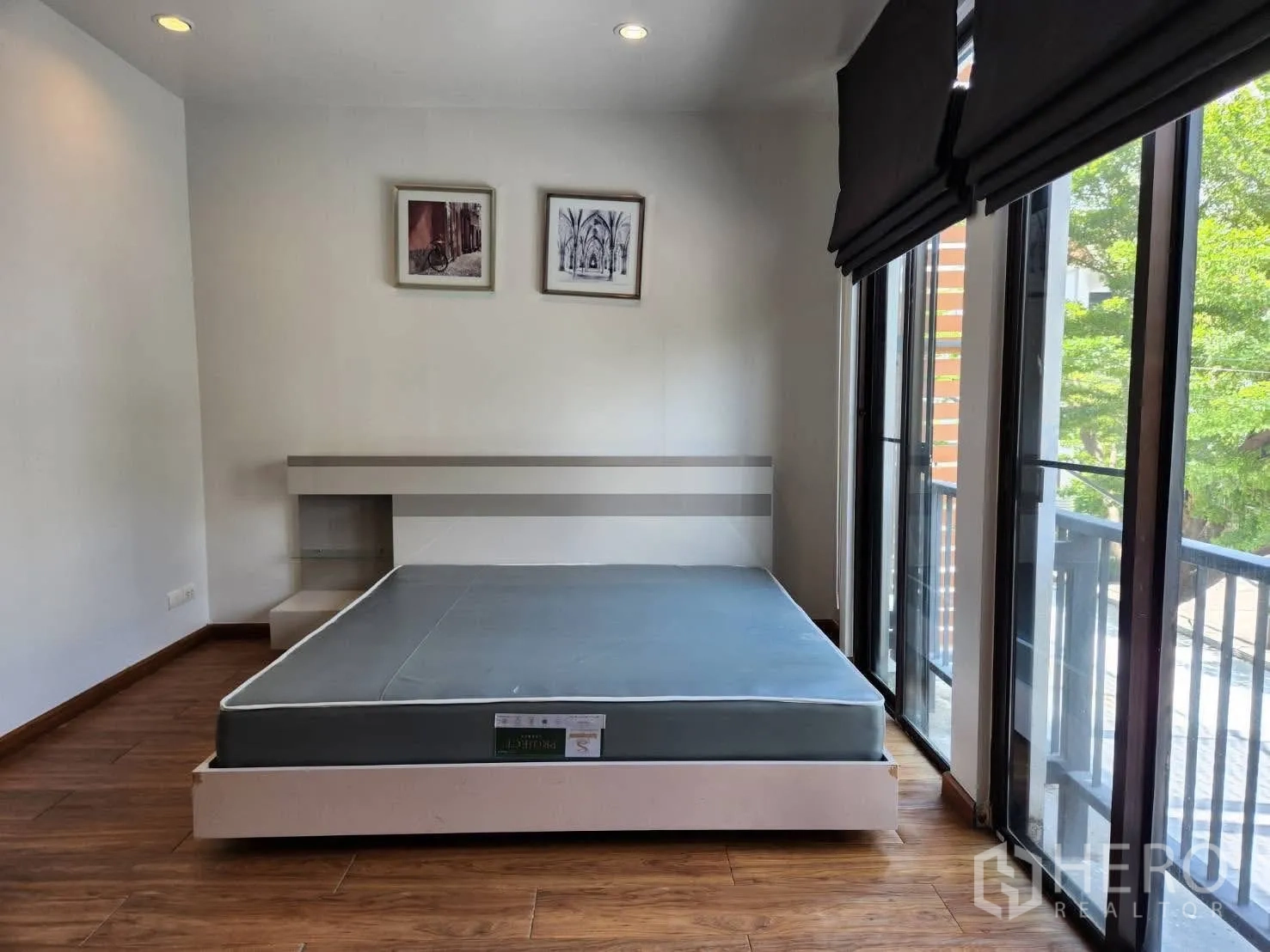 Townhouse for rent in Suan Luang, Bangkok - Second angle of the balcony bedroom with twin glass doors.