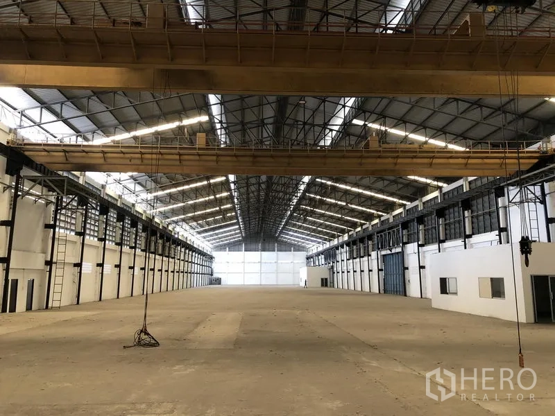 โรงงาน ให้เช่าในMueang Samut Prakan, Samut Prakan - มุมมองตามแนวอาคารใต้เครนหลายตัว พร้อมยูนิตออฟฟิศและประตูโหลด