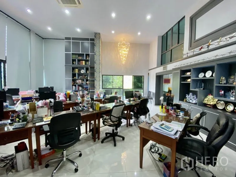 带办公室的家 出租或出售在Yan Nawa, Bangkok - 明亮办公区，吊灯、大窗与展示层架。