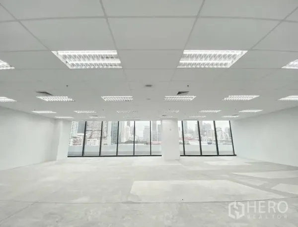 Office Space for rent in Ratchathewi, Bangkok - Unfurnished office space with central column, panoramic glazing and skyline views, ready for fit-out.