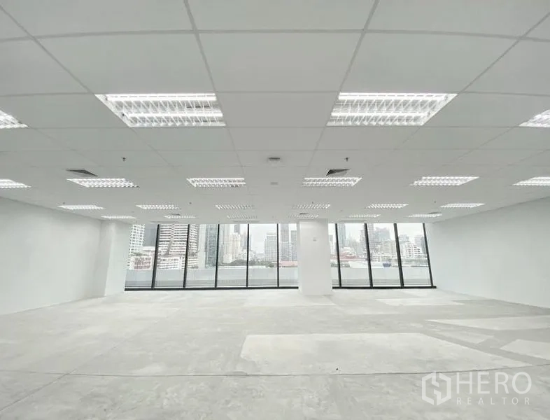 Office Space for rent in Ratchathewi, Bangkok - Unfurnished office space with central column, panoramic glazing and skyline views, ready for fit-out.