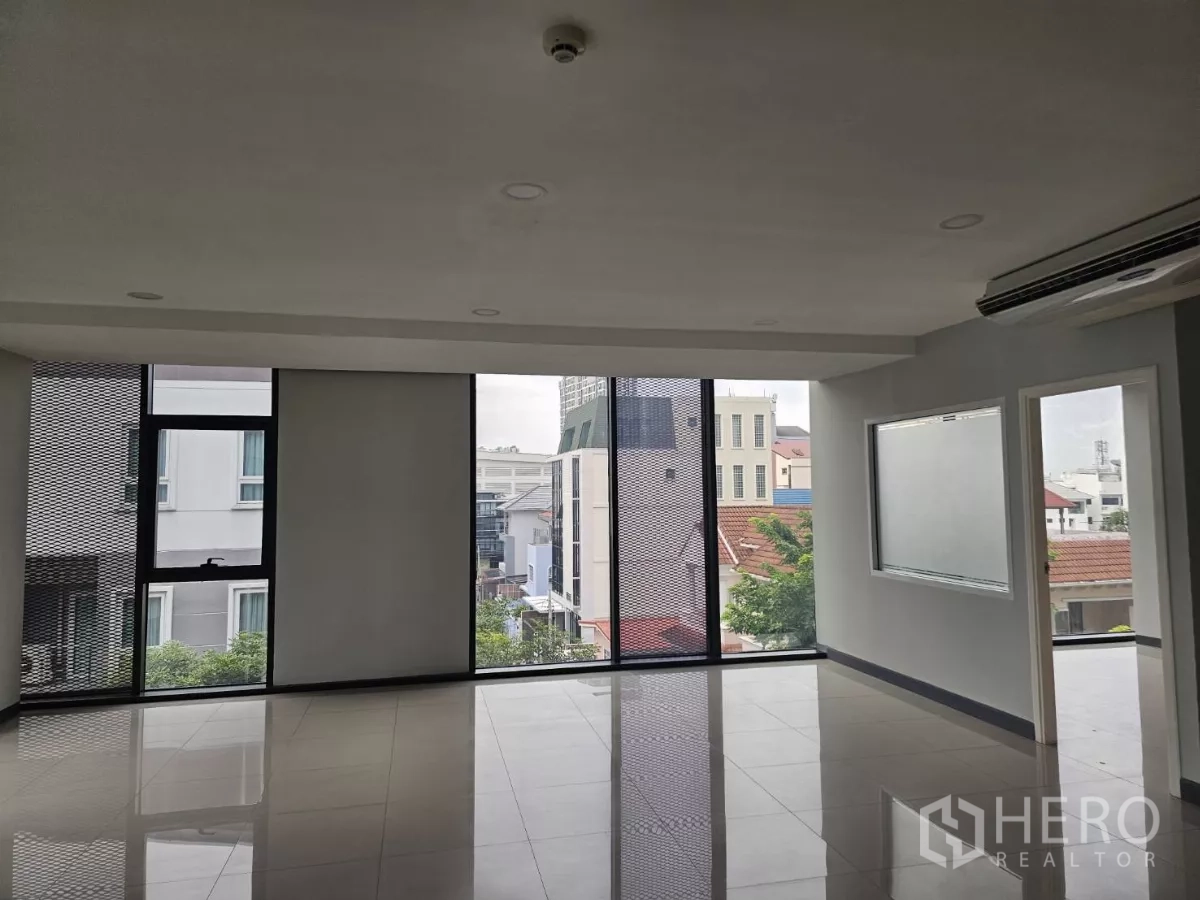 办公空间 出租在Sathon, Bangkok - 带部分玻璃隔断的办公空间，可通往相邻会议室或独立房间。