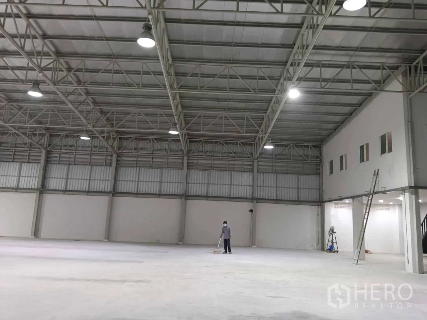 货栈 出租在Khlong Sam Wa, Bangkok - 超大仓库大厅，高屋顶、吊灯与大面积净空地面。