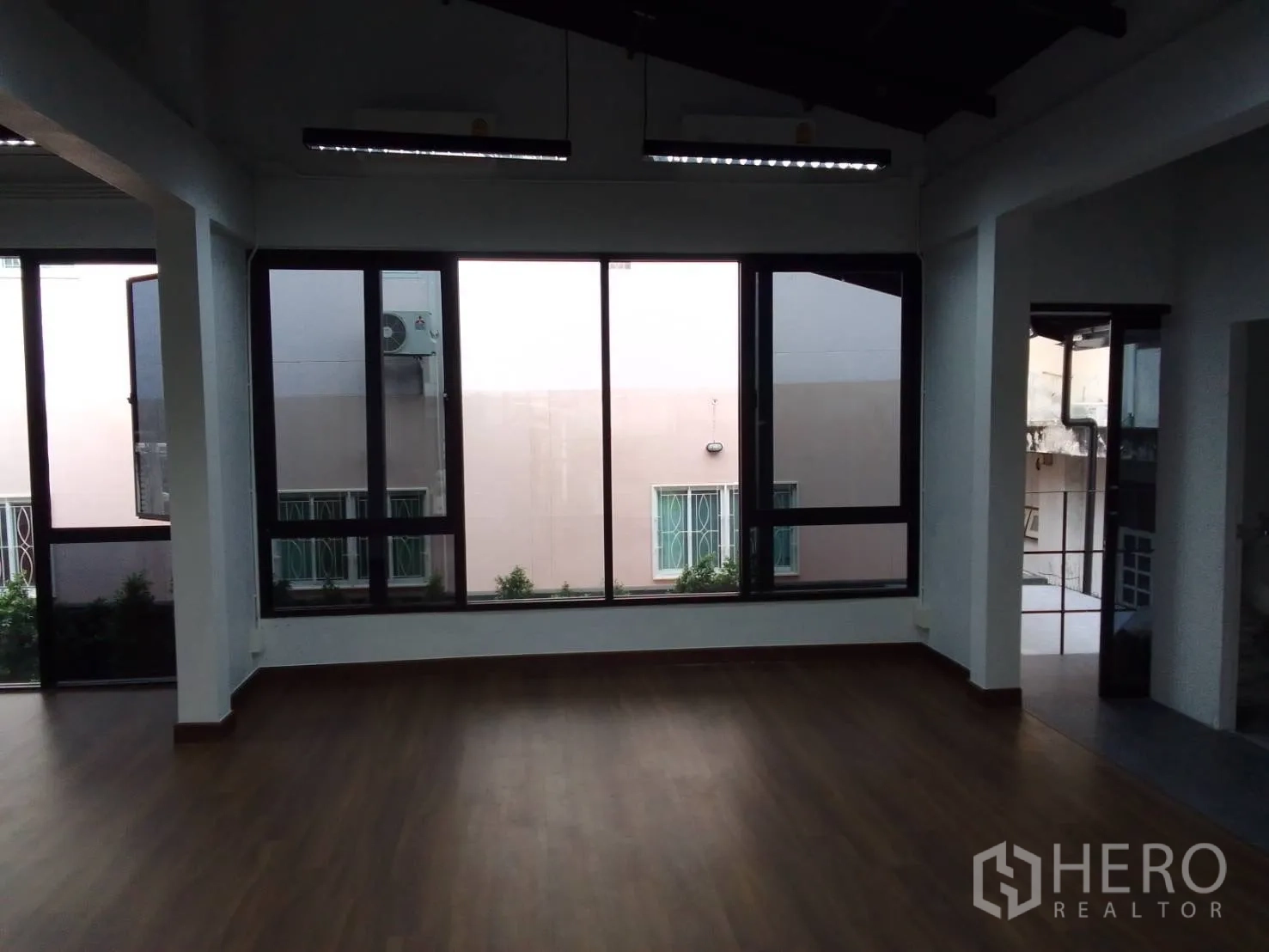 สำนักงานที่บ้าน ให้เช่าในWang Thonglang, Bangkok - ห้องทำงานกว้าง พื้นไม้ หน้าต่างบานใหญ่เห็นอาคารข้างเคียง