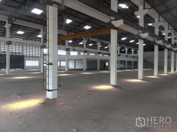 货栈 出租在Lam Luk Ka, Pathum Thani - 仓库内部宽敞，立柱高挑，钢结构屋顶配天窗，开放式地面适合仓储或生产。