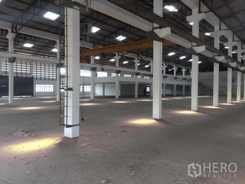 货栈 出租在Lam Luk Ka, Pathum Thani - 仓库内部宽敞，立柱高挑，钢结构屋顶配天窗，开放式地面适合仓储或生产。