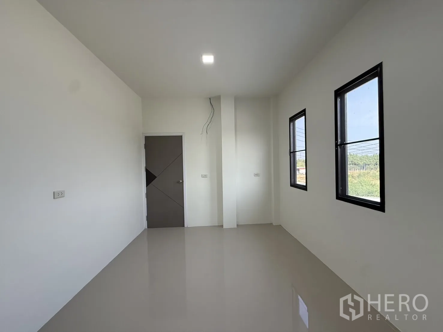 Warehouse for rent in Lam Luk Ka, Pathum Thani - Office room with door and two windows.