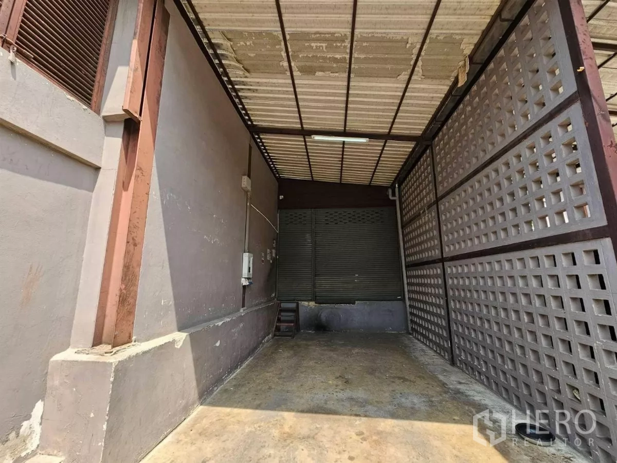 货栈 出租在Chatuchak, Bangkok - 带金属屋顶的装卸区，通风砖墙和卷闸门