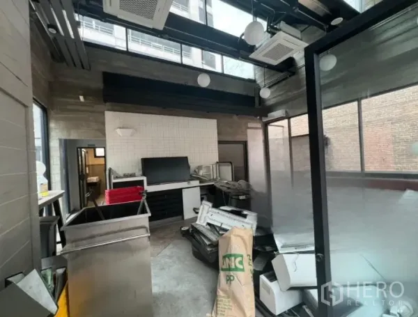 店屋 出租在Bang Rak, Bangkok - 室内挑高空间，玻璃屋顶、外露梁与嵌入式空调