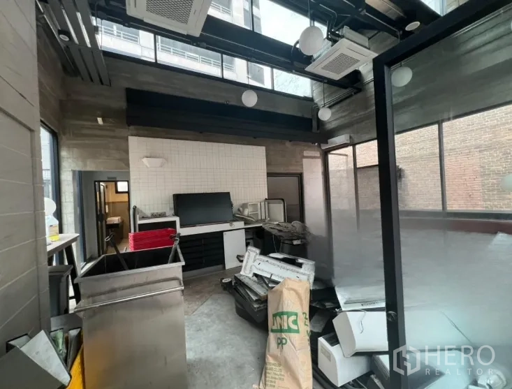 店屋 出租在Bang Rak, Bangkok - 室内挑高空间，玻璃屋顶、外露梁与嵌入式空调