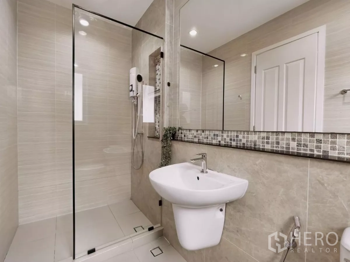 Detached House for rent in Khlong Luang, Pathum Thani - Bathroom with glass shower enclosure, wall tiles and vanity sink