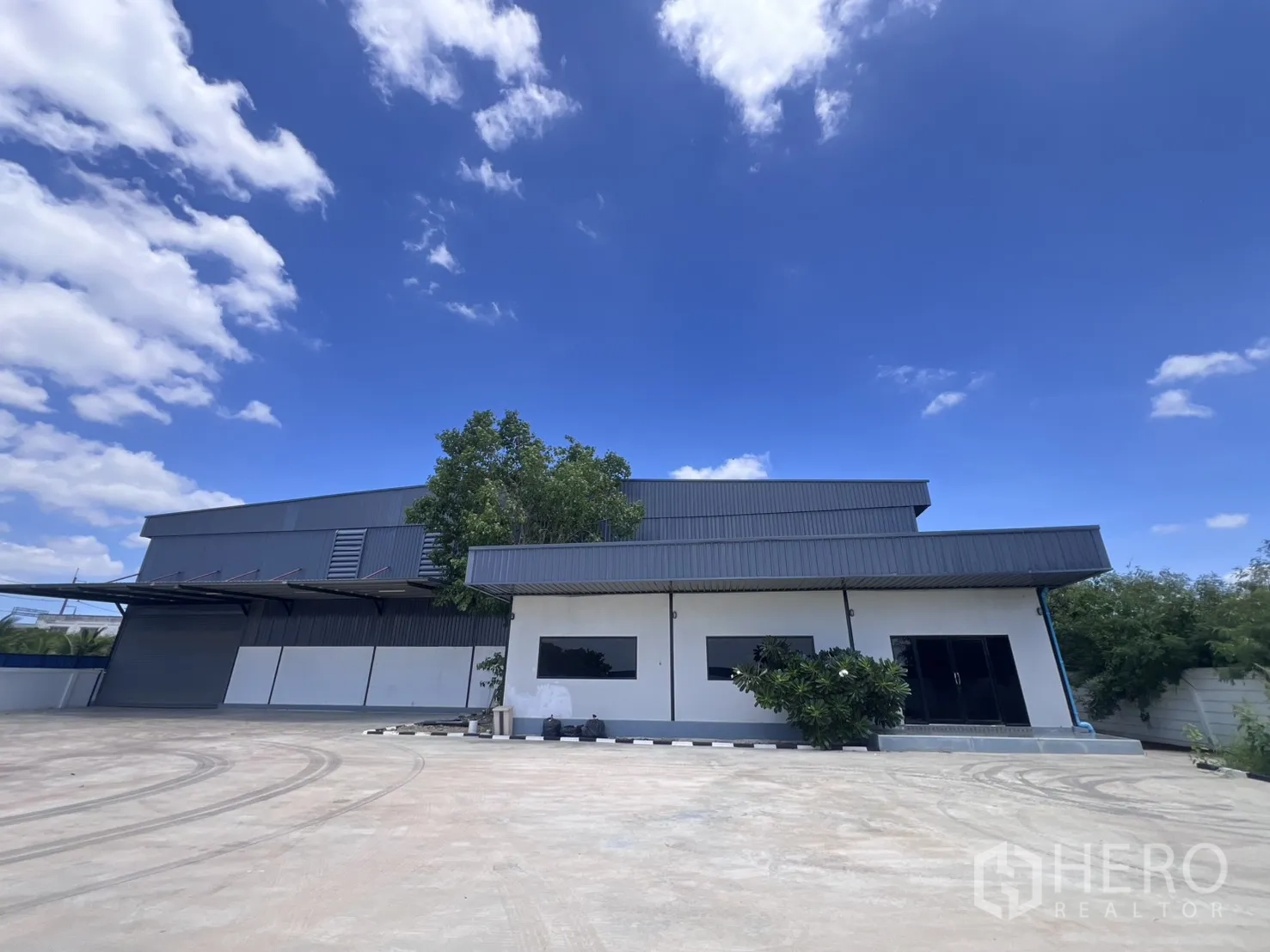仓库 for rent in Mueang Samut Sakhon, Samut Sakhon - 仓库与办公楼正立面，前方为宽阔车道。