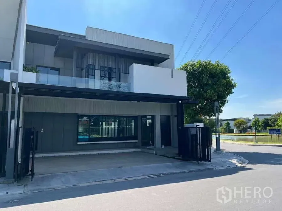 Detached House for rent or sale in Bang Phli, Samut Prakan - Another view of the modern two‑storey facade with gated driveway and balcony.