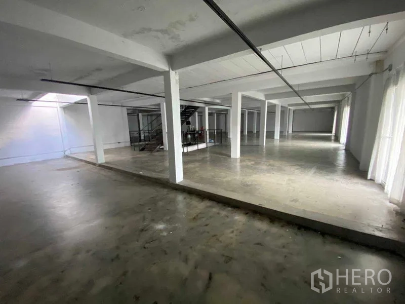 Retail Space for rent in Bang Na, Bangkok - Wide floor plate with stair void, columns and natural light.