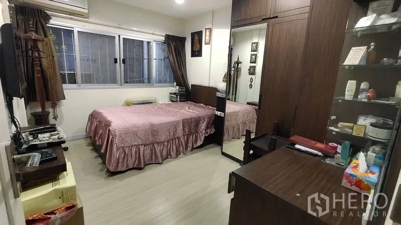 联排别墅 出租在Watthana, Bangkok - 温馨卧室，窗户、内置衣柜、书桌与单人床。