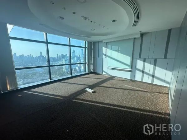 办公空间 出租在Watthana, Bangkok - 行政会议室，圆形吊顶与宽阔城景。