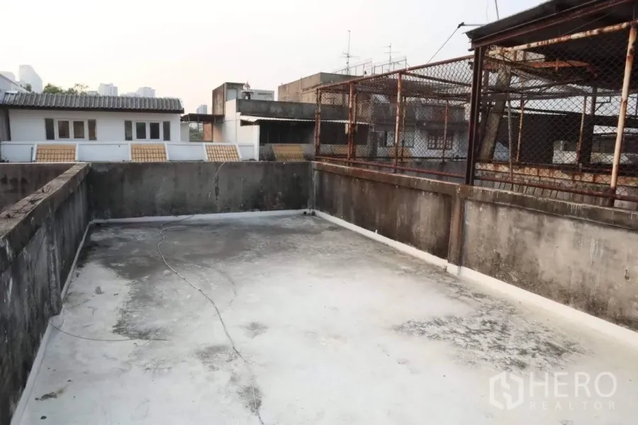 店屋 出售在Huai Khwang, Bangkok - 曼谷Huai Khwang店屋的开放式混凝土屋顶露台，可见周边城市景观。