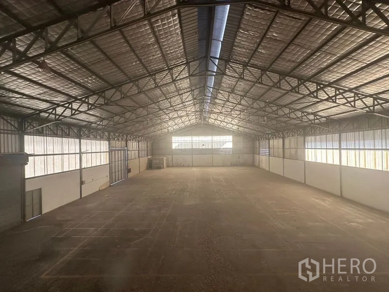 Warehouse for rent in Saphan Sung, Bangkok - High-clearance warehouse hall with steel truss roof and skylight.
