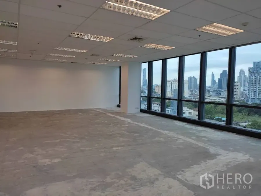办公空间 出租在Bang Rak, Bangkok - 开放式办公室，网格吊顶与落地窗，远眺曼谷天际线。