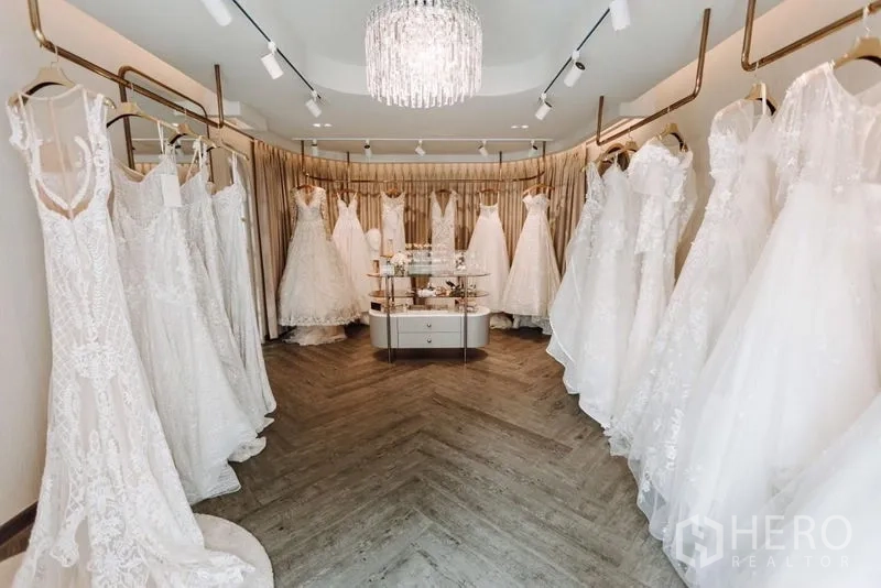 บ้าน ให้เช่าในHuai Khwang, Bangkok - ห้องโชว์ชุดแต่งงานแขวนรอบห้อง ใต้โคมไฟคริสตัล