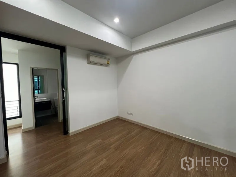 Townhouse for rent or sale in Khlong Toei, Bangkok - Guest bedroom with air-conditioning and an ensuite entrance.