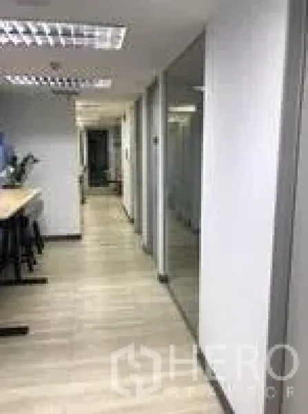 办公空间 出租在Khlong Toei, Bangkok - 明亮走廊，木质地板与玻璃隔断会议室。