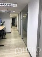 办公空间 出租在Khlong Toei, Bangkok - 明亮走廊，木质地板与玻璃隔断会议室。
