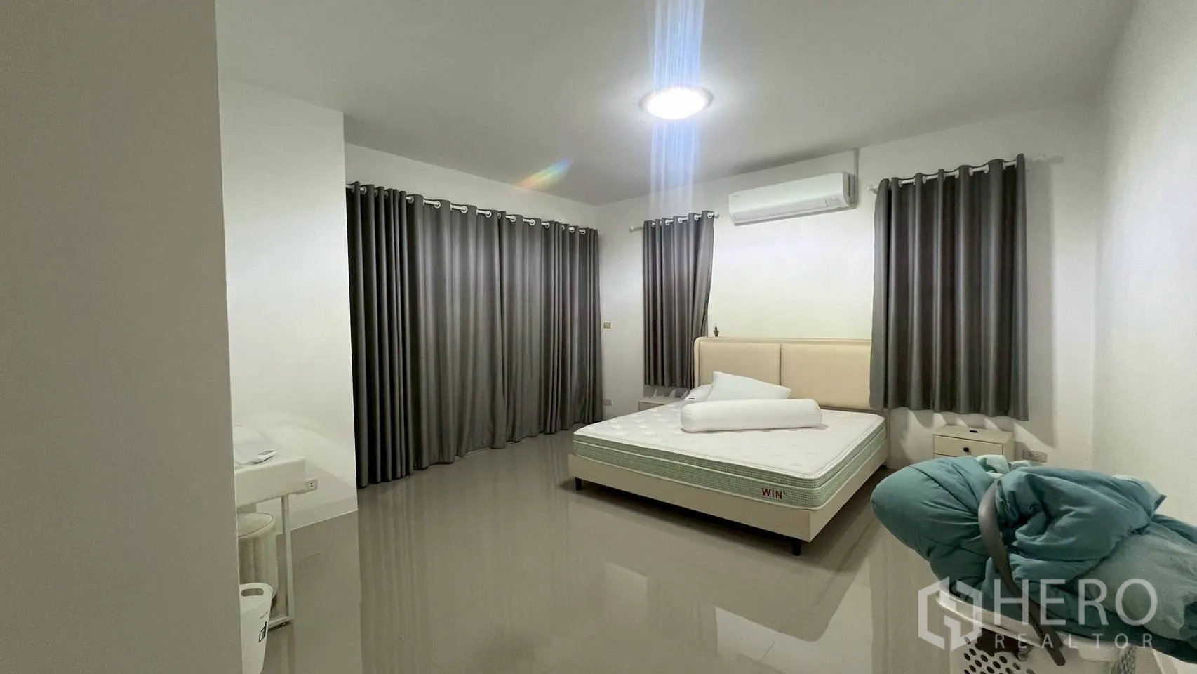 Home Office for rent in Wang Thonglang, Bangkok - Private room with a double bed, grey curtains and air conditioning.