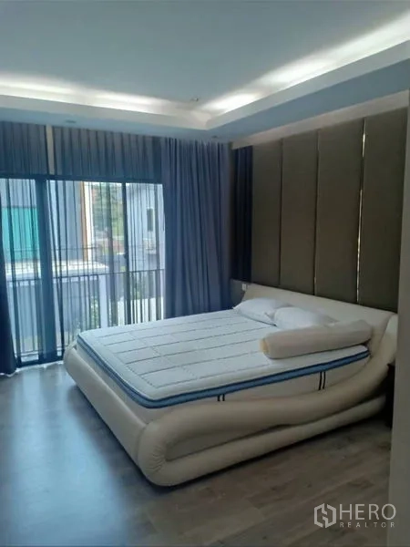 独立式住宅 出租在Thanyaburi, Pathum Thani - 采光充足的卧室，现代床具，可直通阳台，配双层窗帘。