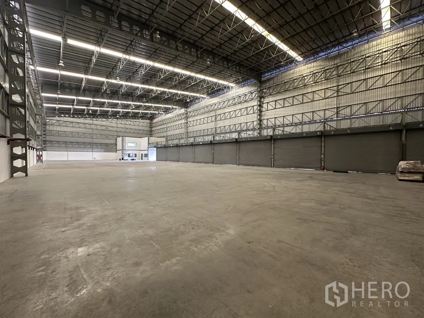 Warehouse for rent in Lat Krabang, Bangkok - Open warehouse floor facing the office mezzanine and shuttered bays.