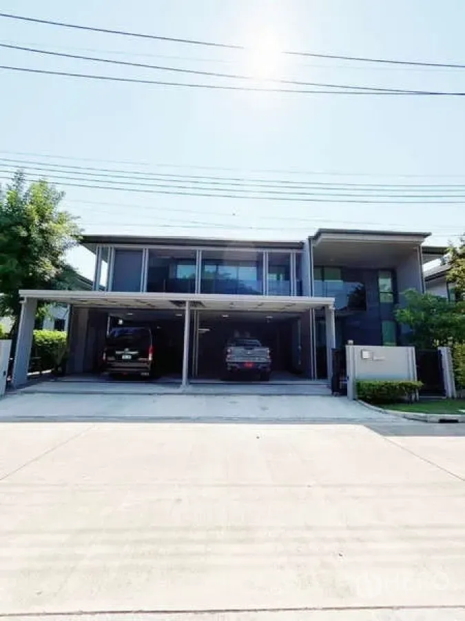 Detached House for rent in Bang Kapi, Bangkok - Modern two-storey detached house facade with triple carport.